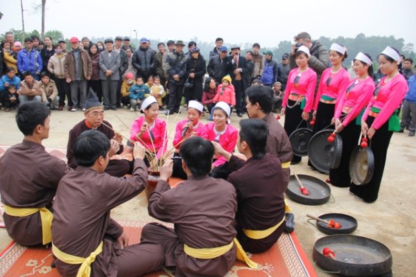 uống rượu cần và cồng chiêng