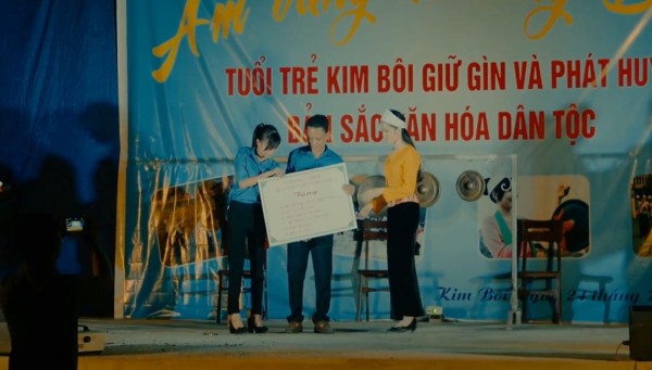 huynh thuy vi-tuoi tre kim boi giu gin ban sac dan toc muong