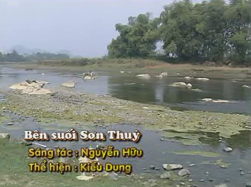 Bên suối Sơn Thủy
