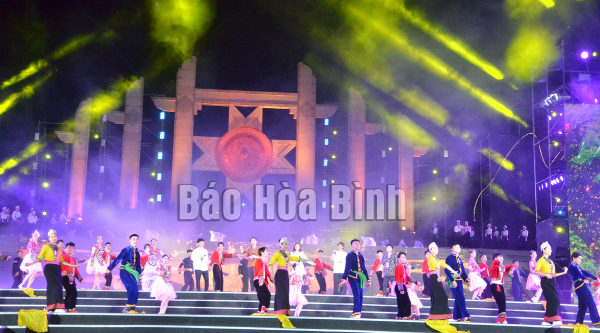 Hoà-Bình-–-Thanh-âm-xứ-Mường”-và-Carnival